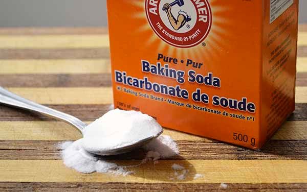 Sử dụng baking soda để tẩy vết ố vàng trên túi vải