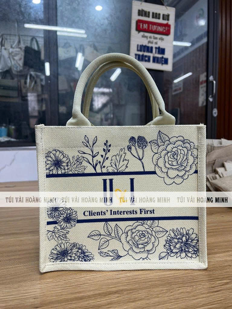 túi vải linen in logo họa tiết hoa lá cùng tông màu kem - xanh navy logo thương hiệu