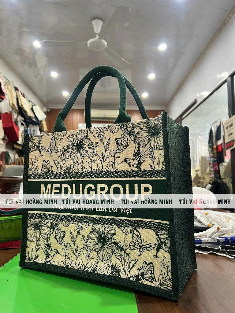 Túi vải in logo thương hiệu Medugroup nổi bật với họa tiết hoa bướm