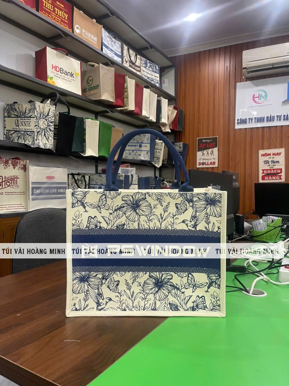      Túi vải in logo thương hiệu PS WINDOW với màu xanh navy in họa tiết hoa lá do xưởng Túi Vải Hoàng Minh sản xuất 