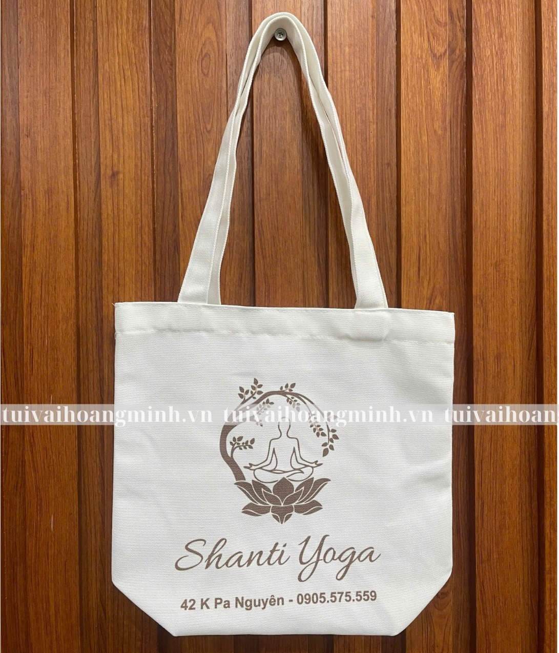 Túi vải canvas in logo Shanti Yoga kết hợp cùng họa tiết hoa sen và hình ảnh thiền định- sản xuất tại xưởng Túi Vải Hoàng Minh