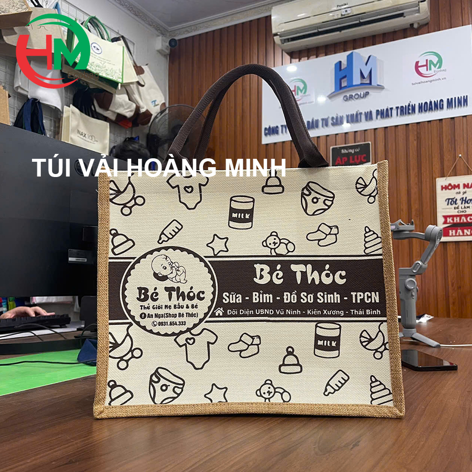 túi vải linen in logo bé thóc thiết kế hài hòa giữa 2 tông màu kem và nâu, sản xuất tại xưởng túi vải hoàng minh