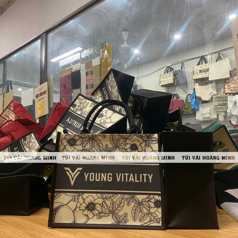 túi vải linen in logo Young Vitality màu be họa tiết hoa lá