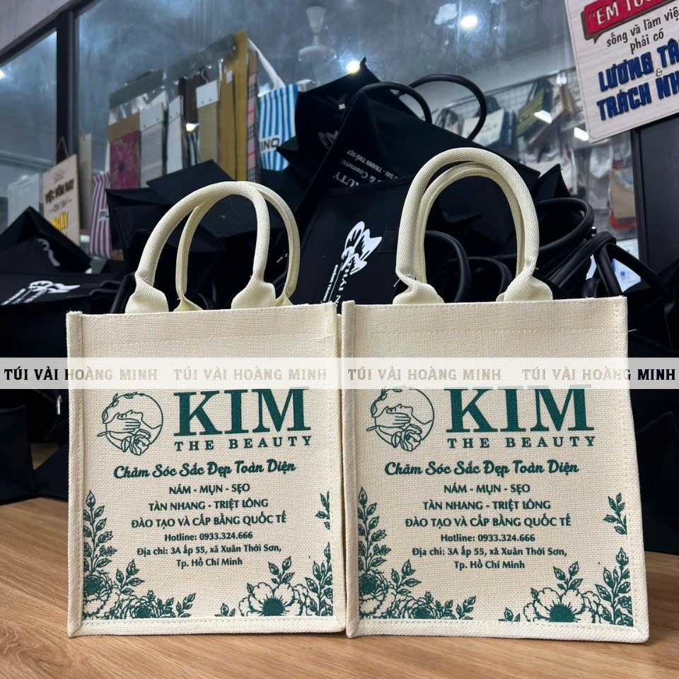 Mẫu túi vải linen KIM THE BEAUTY nổi bật với thiết kế tối giản nhưng vẫn tạo được dấu ấn riêng nhờ phần logo và thông tin thương hiệu được in sắc nét trên nền vải màu tự nhiên