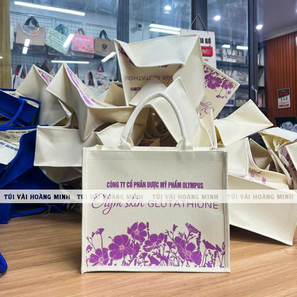 Túi vải linen in logo olympus được thiết kế và sản xuất tại xưởng Túi Vải Hoàng Minh