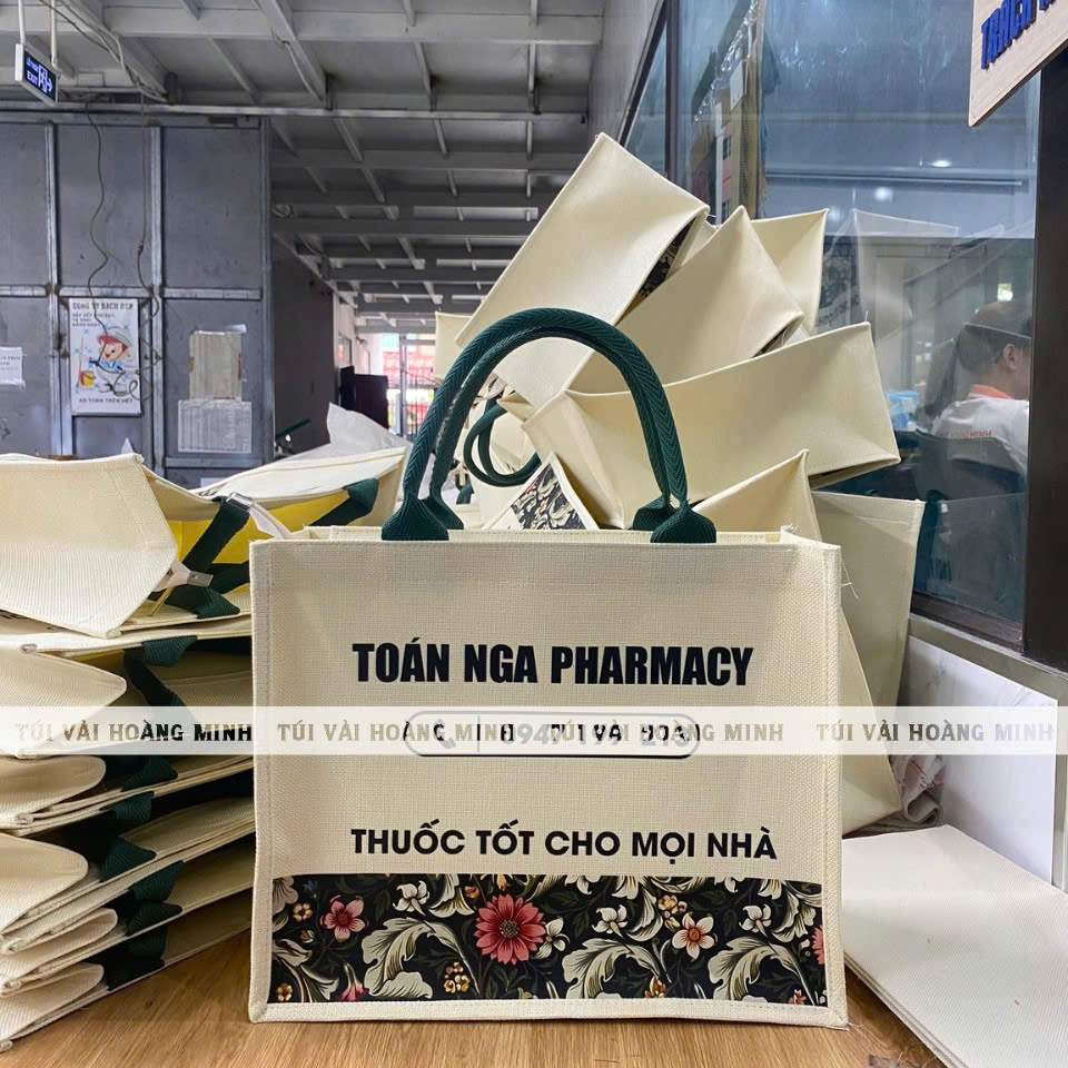 Thiết kế túi linen in logo Toán Nga Pharmacy có thiết kế nổi bật