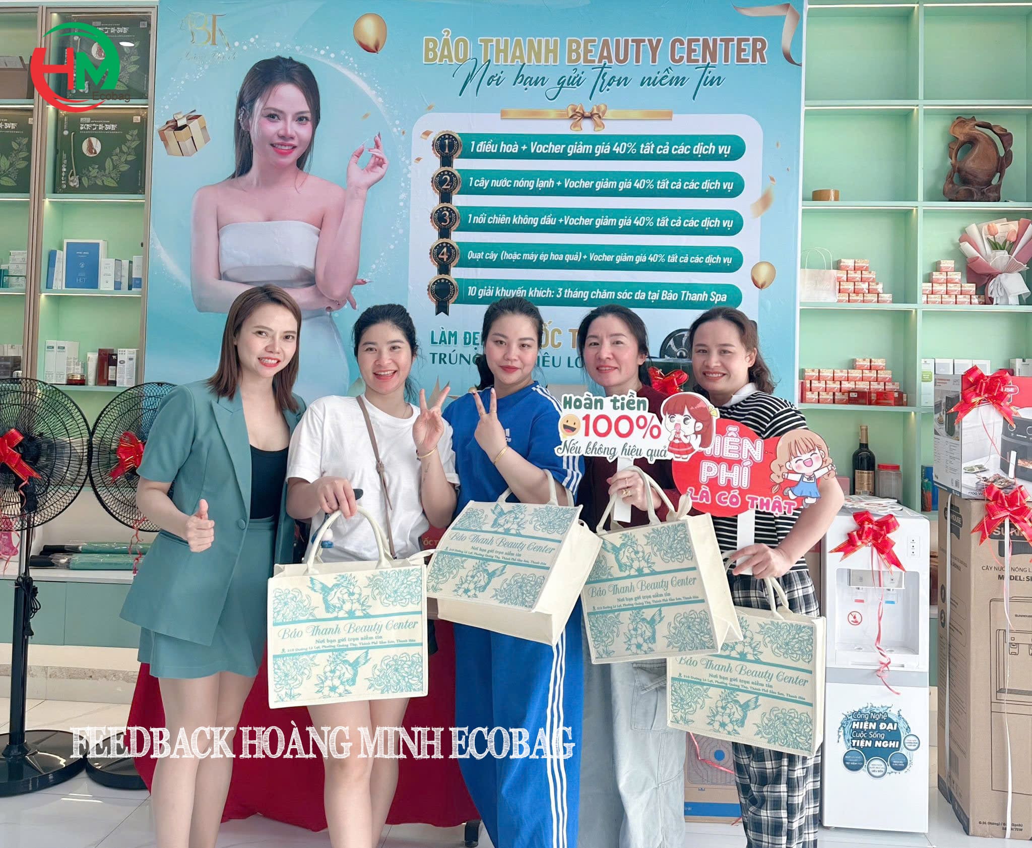 hình ảnh khách hàng nhận được túi vải quà tặng trong một sự kiện của thương hiệu Bảo Thanh