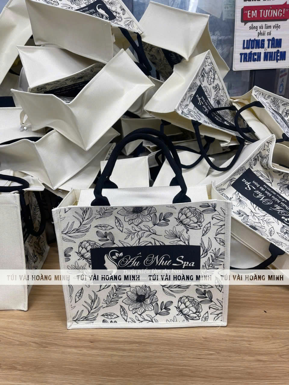 Túi Vải Linen In Logo Áu Như Spa – Sự Kết Hợp Tinh Tế Giữa Thẩm Mỹ Và Thân Thiện Môi Trường