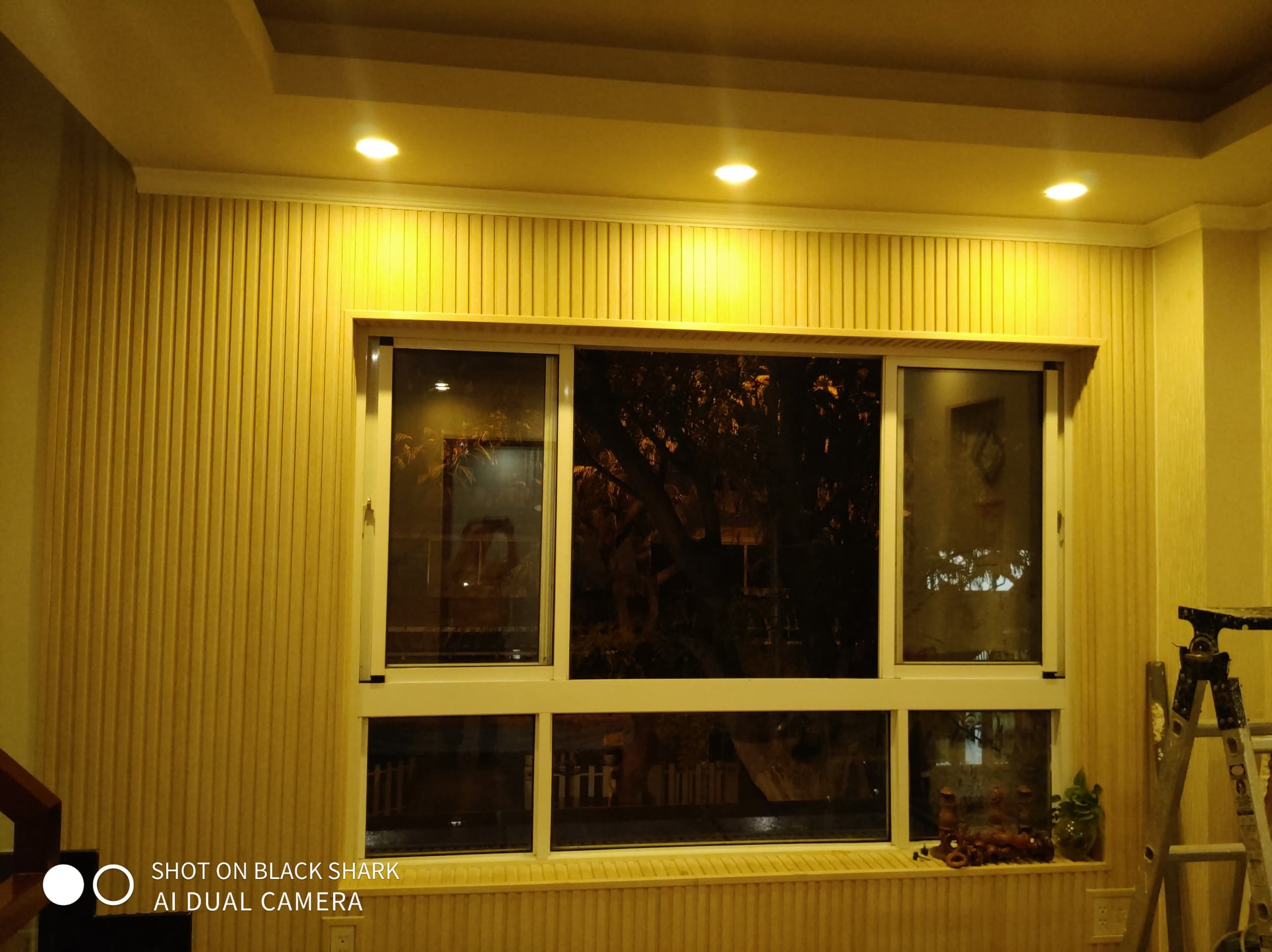 DERCOR LẠI QUÁN CÀ PHÊ BẰNG TẤM ỐP TƯỜNG PVC, NANO