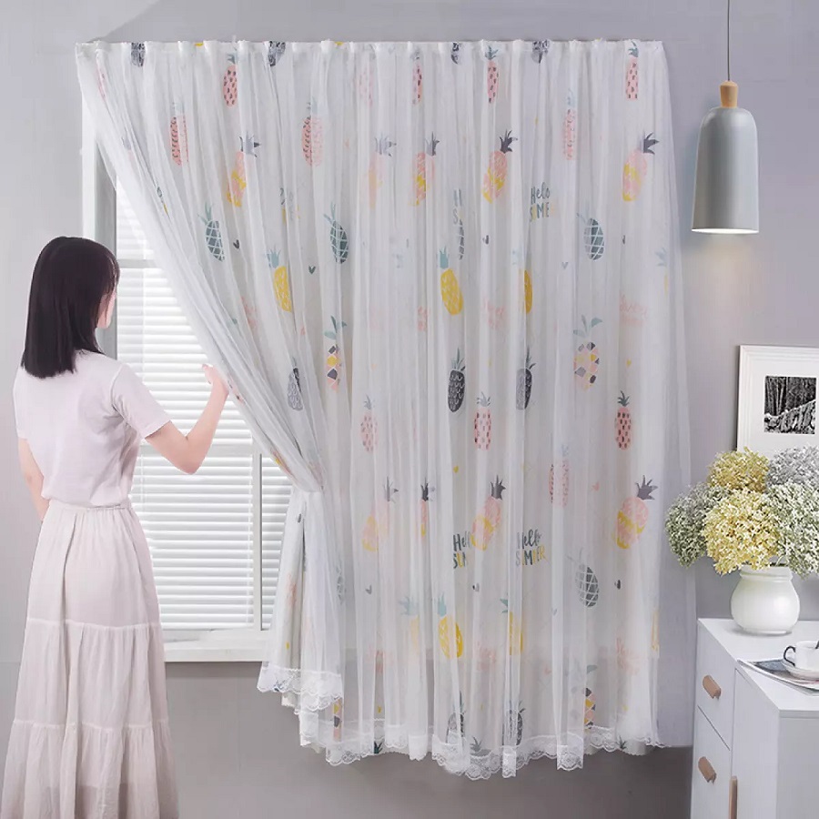 Kéo rèm cửa sổ vào ban ngày để tránh ánh nắng xuyên qua