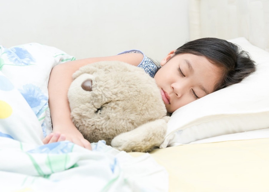 Ưu tiên gối có độ dày thích hợp với trẻ để đầu con không bị lún sâu khi ngủ