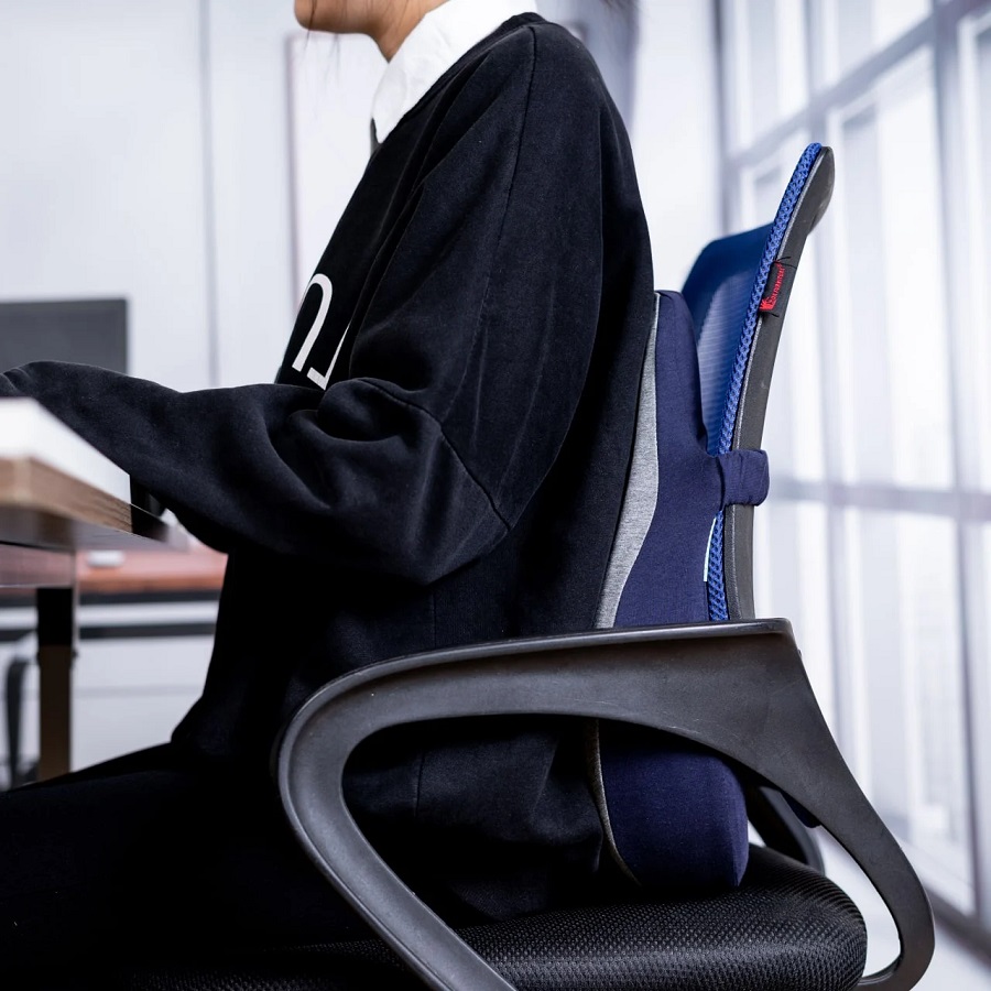 Top 7 Vật Dụng Không Thể Thiếu Cho Dân Văn Phòng Gối tựa lưng văn phòng bảo vệ cột sống của bạn