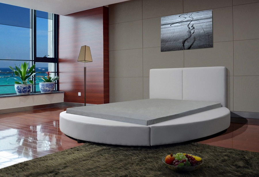 Bạn có thể lựa chọn giường ngủ tròn có thiết kế đơn giản và trang trí thêm với những bộ chăn ga chất lượng và các nội thất khác