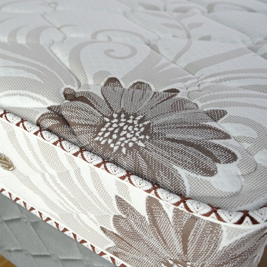 Lớp vải bọc gấm cao cấp cùng đường chần múi đẹp mắt tạo nên tính thẩm mỹ cao cho sản phẩm