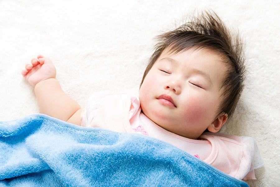 Trẻ sơ sinh nằm đệm tốt có thể nâng đỡ tối đa hệ xương của trẻ nhỏ