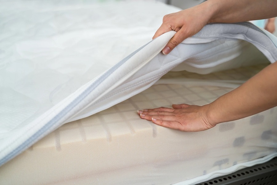Nệm foam vẫn có mùi nhẹ vì nguồn gốc chất liệu là chế phẩm từ dầu mỏ