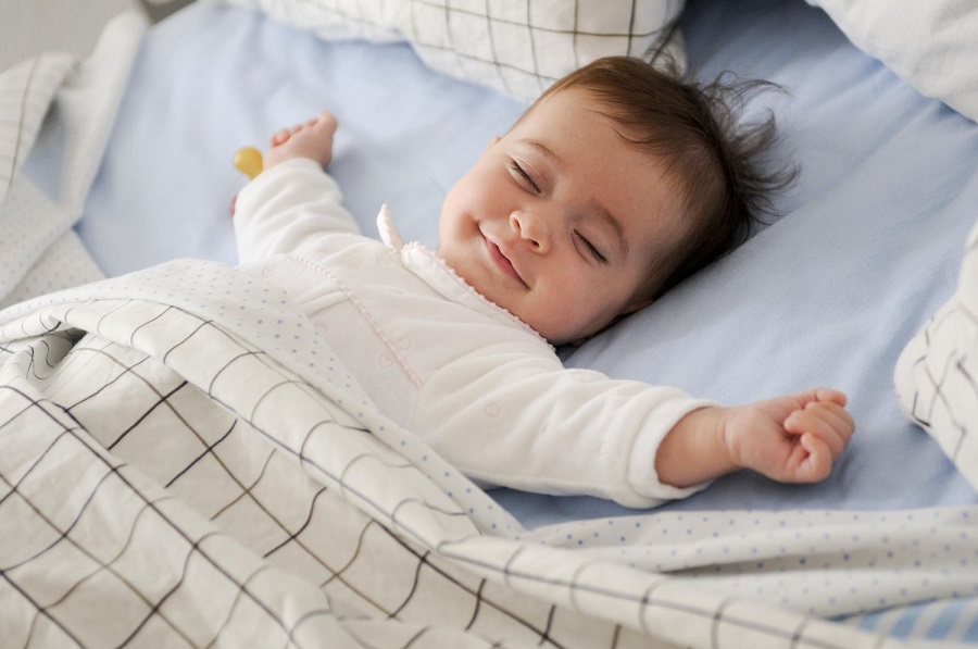 Mặc quần áo mỏng, mềm mại giúp bé ngủ ngon hơn