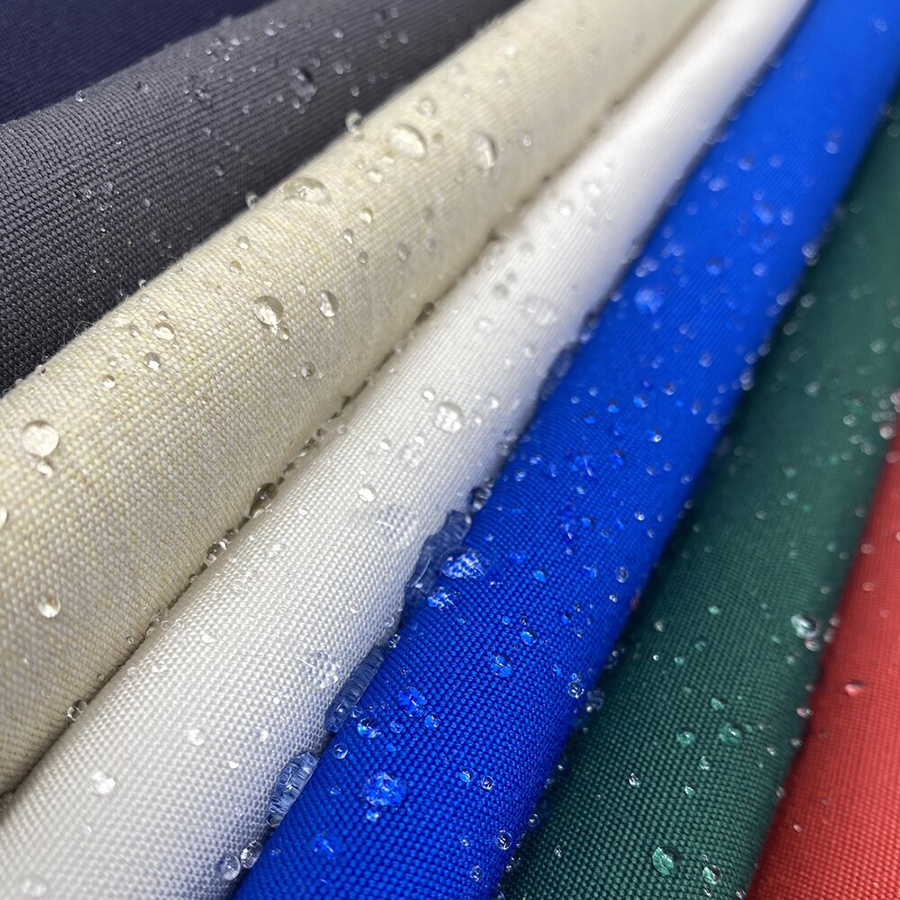 Khả năng thấm hút kém nên acrylic mang đến cảm giác khá nóng, bí bách khi sử dụng