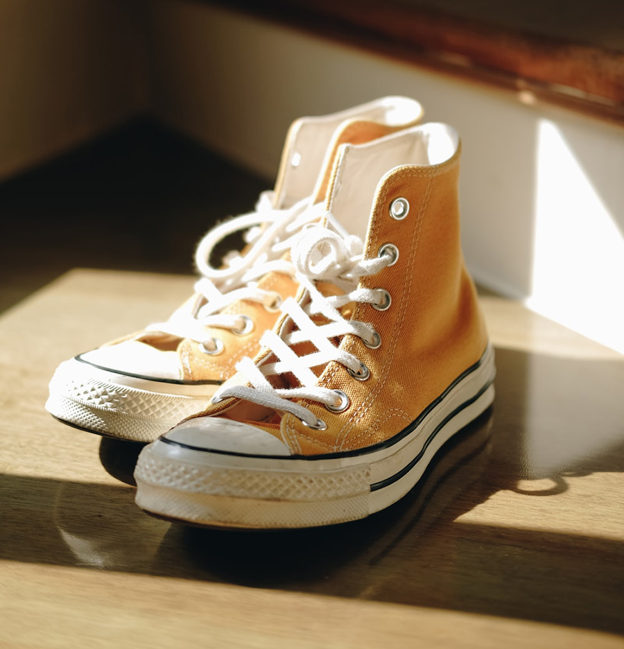 Giày thể thao Converse với chất liệu chính làm từ vải bố