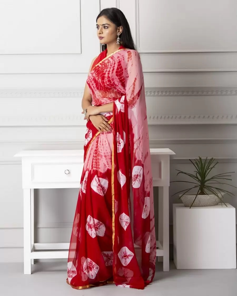 Người Ấn Độ sử dụng vải chiffon để may những trang phục mang màu sắc tôn giáo