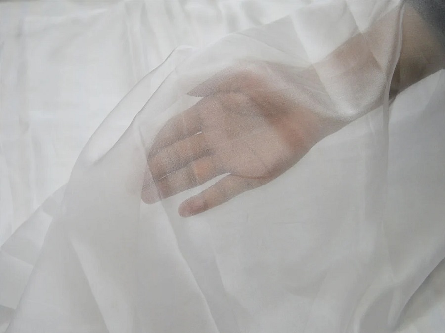 Đặc tính của chiffon là mỏng, nhẹ nên quá trình gia công tương đối tỉ mỉ, phức tạp để tránh làm hỏng tấm vải