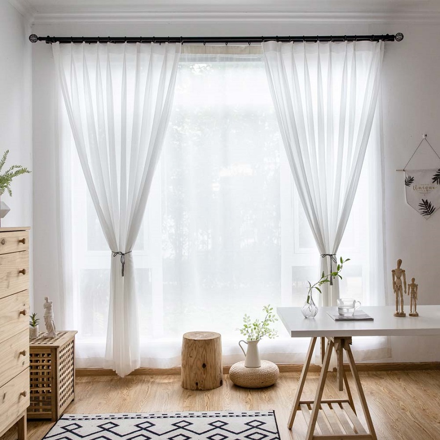 Rèm cửa làm bằng chất liệu chiffon cho ánh sáng dịu dàng hắt qua
