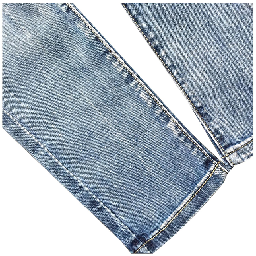 Điểm cộng của những chiếc quần jean là không nhăn, đứng dáng, tính thẩm mỹ cao