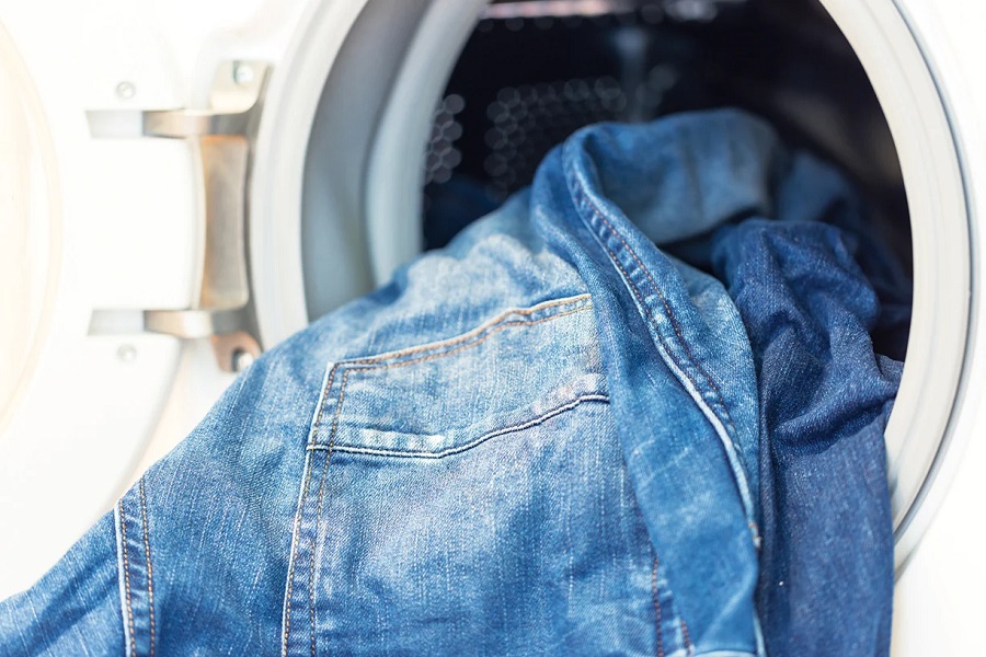 Vải denim nên được giặt riêng để tránh phai màu sang quần áo khác