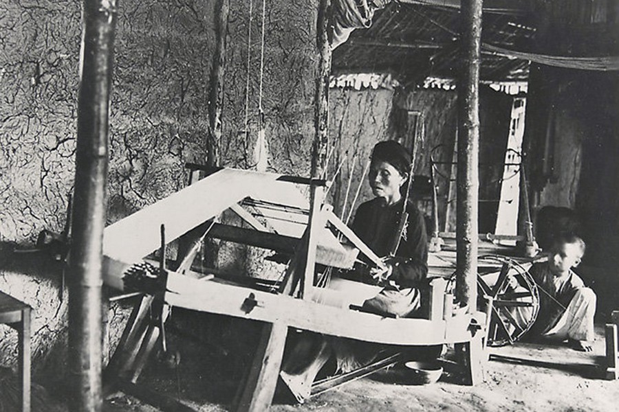 Ngành dệt lụa đã xuất hiện từ thời vua Hùng Vương thứ 6 do công chúa Thiều Hoa khởi nghiệp