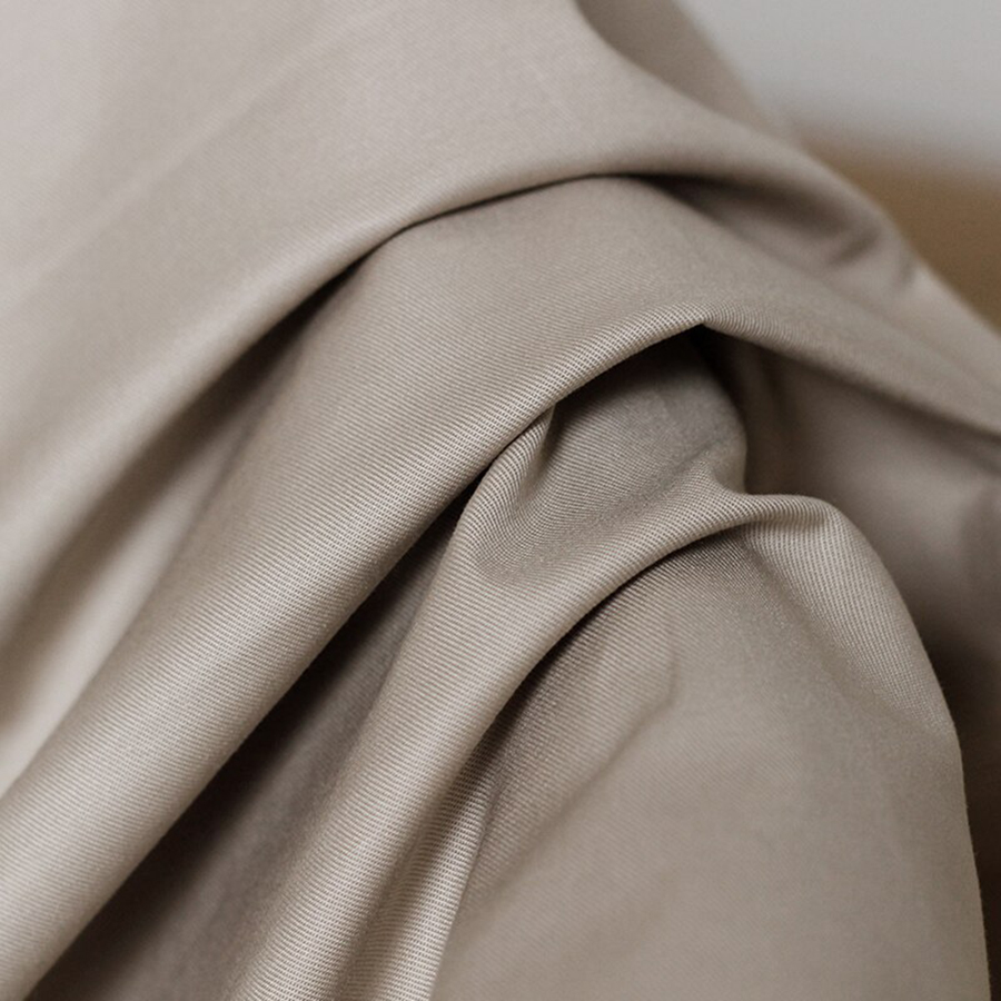 Bề mặt vải kaki là những đường chéo từ các sợi ngang, sợi dọc kết hợp