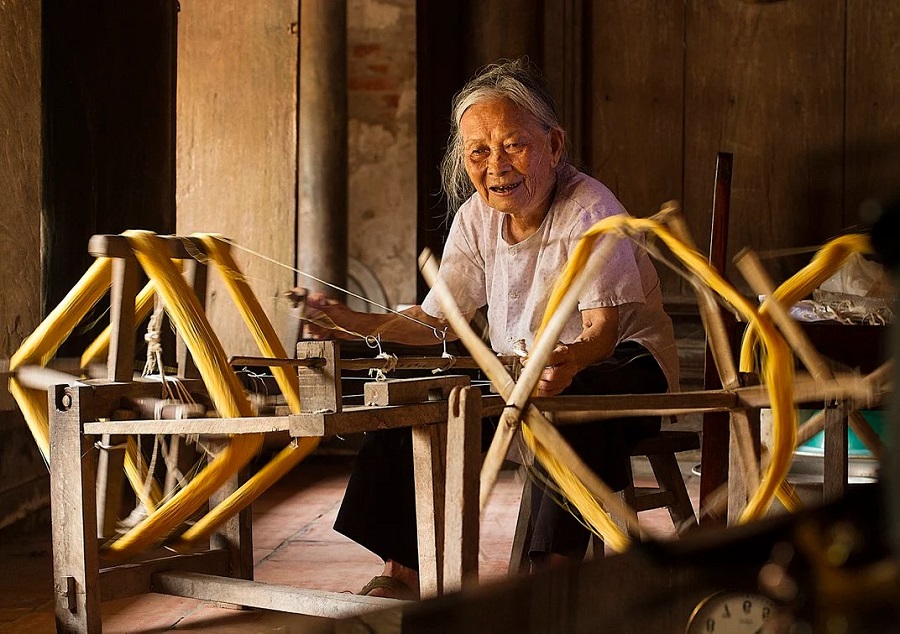 Quay tơ bằng cỗ quay truyền thống