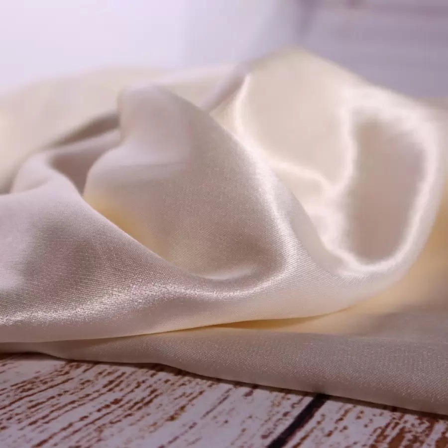 Vải satin cao cấp sở hữu bề mặt bóng, mềm đặc trưng