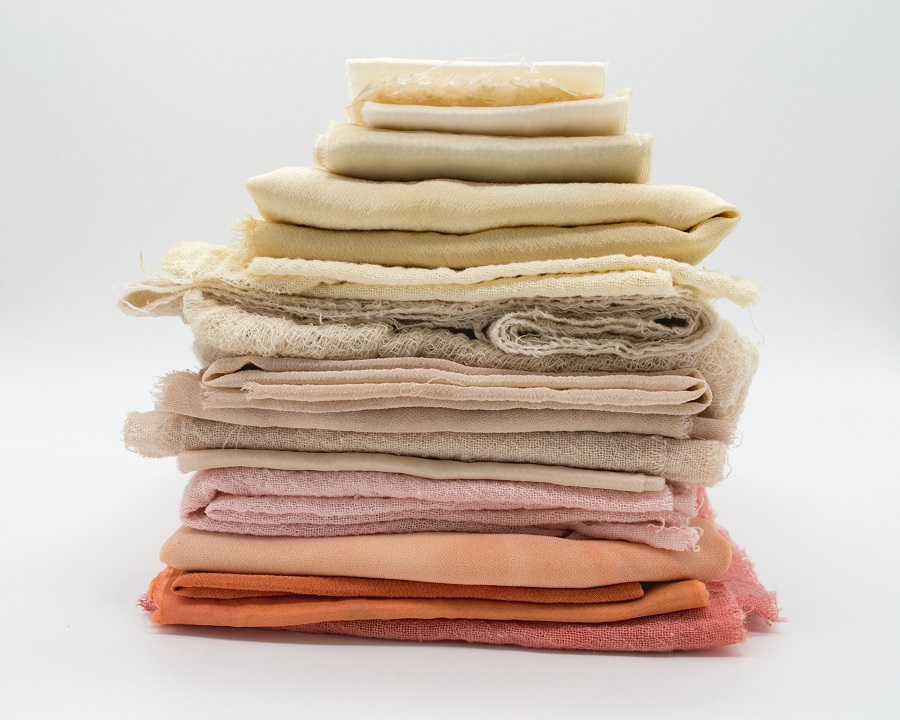 Tencel dễ bắt màu nhuộm, được các nhà sản xuất tin tưởng để làm ra những sản phẩm có màu sắc sống động, giá trị cao