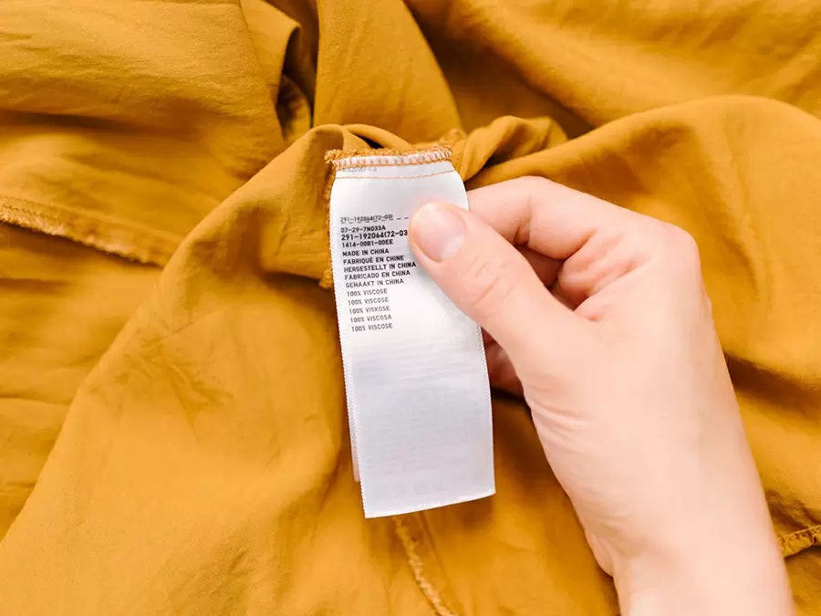 Bạn cần chú ý hướng dẫn giặt vải viscose trên nhãn mác
