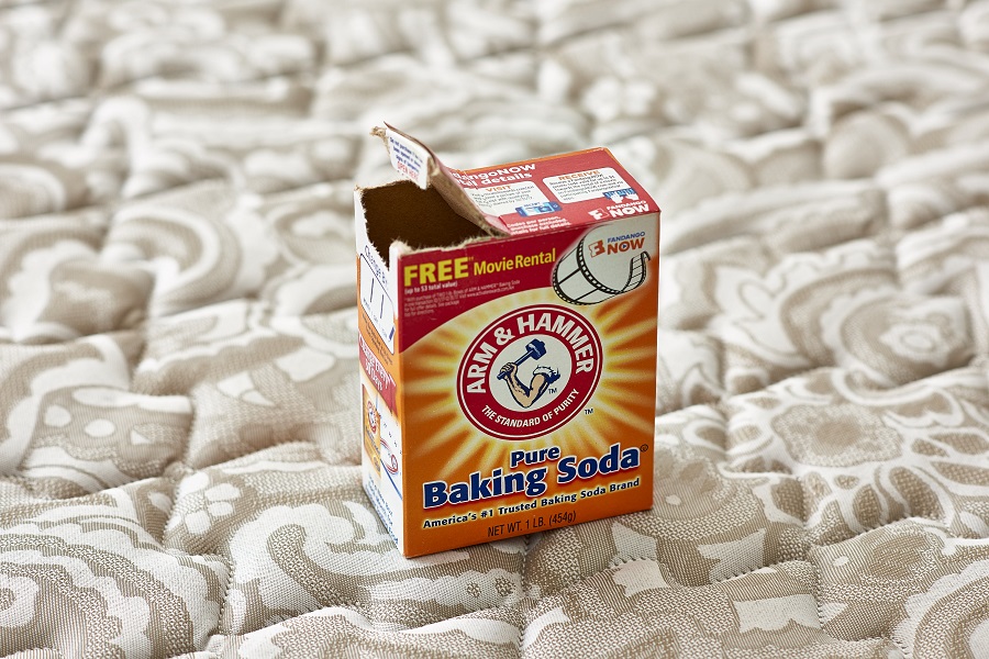 Rắc đều bột baking soda lên mặt đệm, để khoảng 30 phút. Sau đó bạn dùng máy hút bụi, hút sạch bụi bẩn.