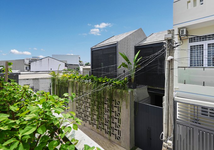 Nhà Sài Gòn kín cổng cao tường nhưng ngập nắng, cây xanh