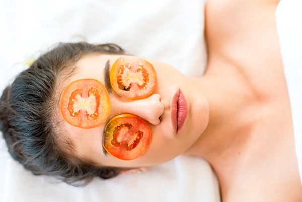 Trị thâm quầng mắt bằng cà chua