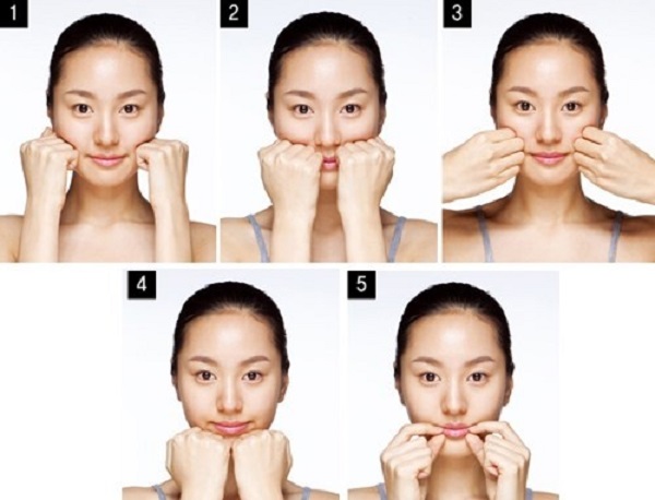 Massage mặt theo hướng vuốt lên để da luôn căng mịn và nâng cơ mặt.