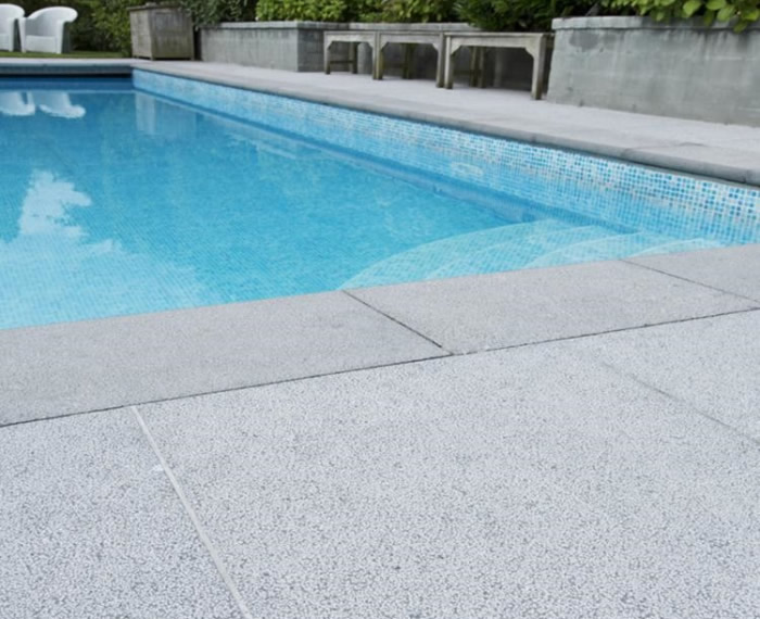 Những quy cách đển chọn lựa đá lát bể bơi đẹp - 1