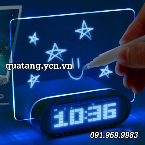 Đồng hồ có bảng ghi nhớ phát sáng kèm thiết bị chia USB 4 cổng