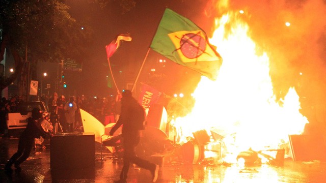Toàn cảnh Brazil tê liệt vì bạo loạn sau trận thua thế kỷ 
