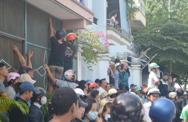Huy động công binh rà bom, kiểm tra chiếc hòm giữa đường
