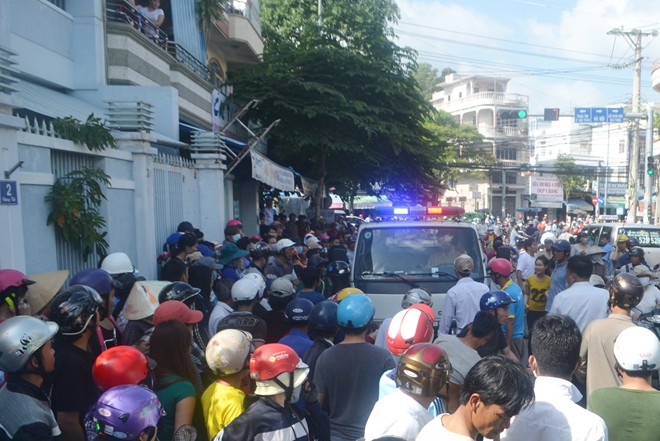 Huy động công binh rà bom, kiểm tra chiếc hòm giữa đường