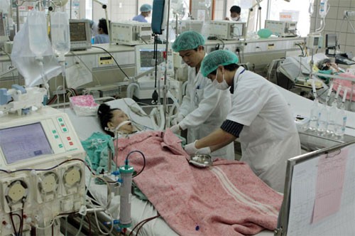 Chăm sóc người bệnh tại Bệnh viện Bạch Mai.