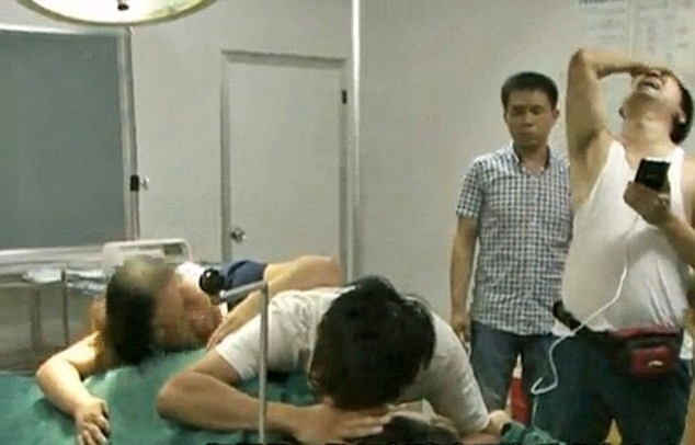 Bác sĩ biến mất, lao công ngồi ăn trưa ngay cạnh xác sản phụ