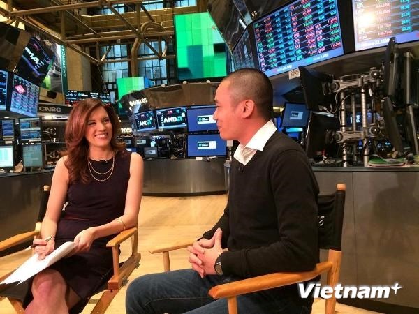 Nguyễn Hà Đông tự tin trong cuộc trò chuyện với người đẹp Kelly Evans. (Ảnh: CTV)