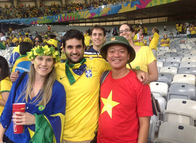 Sau khoảng hơn nửa tiếng bay trên bầu trời thành phố Brasilia, CĐV Việt Nam trở lại khán đài SVĐ Estadio theo dõi hiệp 2 của trận đấu tranh hạng ba giữa Brazil gặp Hà Lan.