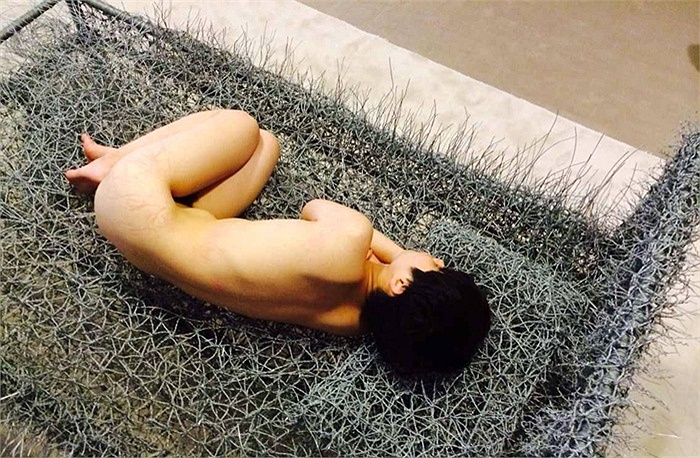 Thiếu nữ Trung Quốc gây sốc khi ‘trần truồng’ trên giường thép