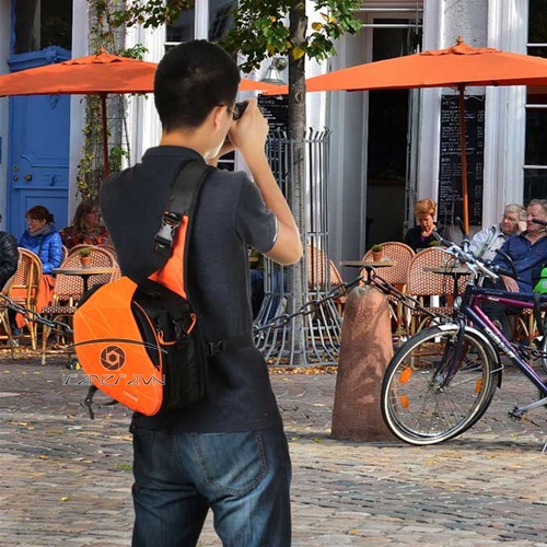 Túi máy ảnh Caden K2 dạng tam giác màu cam thời trang