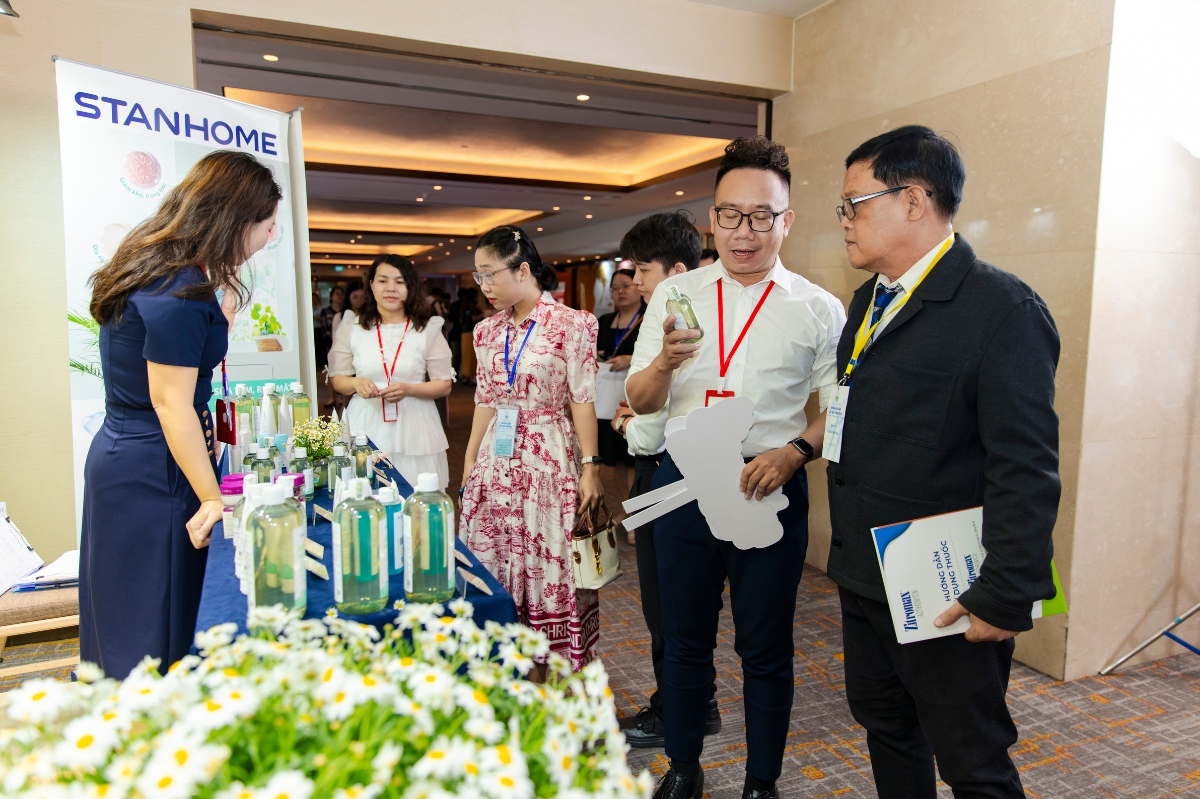 Quý đại biểu, y bác sĩ đến tham quan gian hàng Dược mỹ phẩm Stanhome